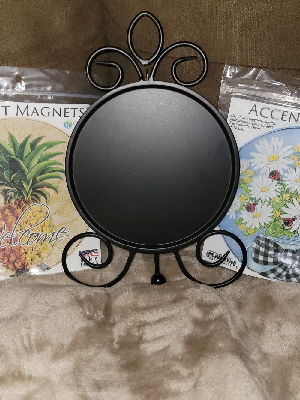Custom Decor Black Decorative Metal Plate Stand W/ 2 Magnetic Accents